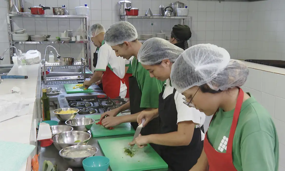 Desemprego no Brasil cai para 5,6% no trimestre encerrado em maio, aponta IBGE