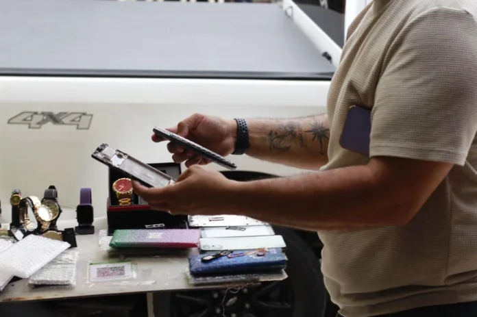 ‘Kiki’ é preso por vender celulares roubados no Manoa