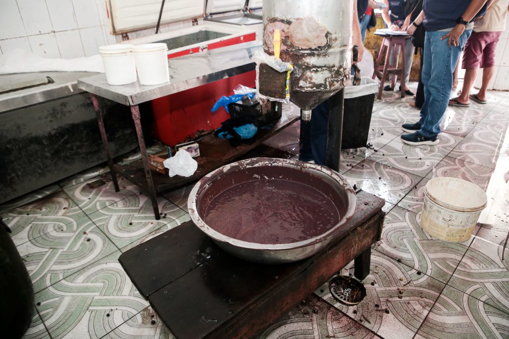 Fábrica que vendia açaí em condições insalubres é interditada no Centro de Manaus