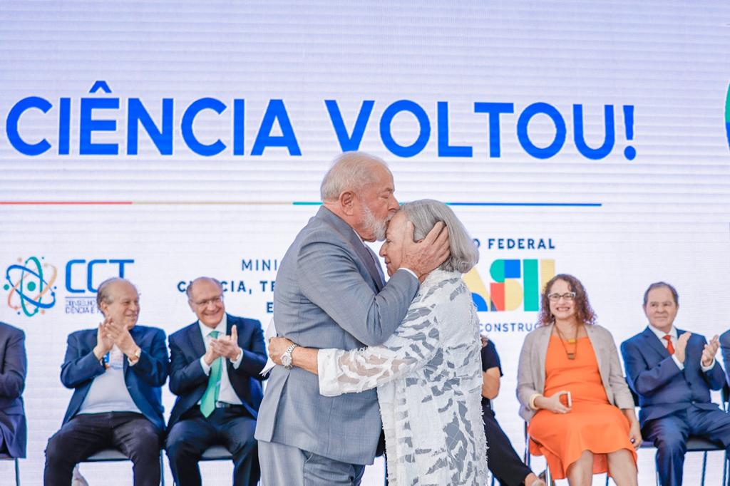 Lula concede medalha a cientistas do amazonenses vetados por Bolsonaro
