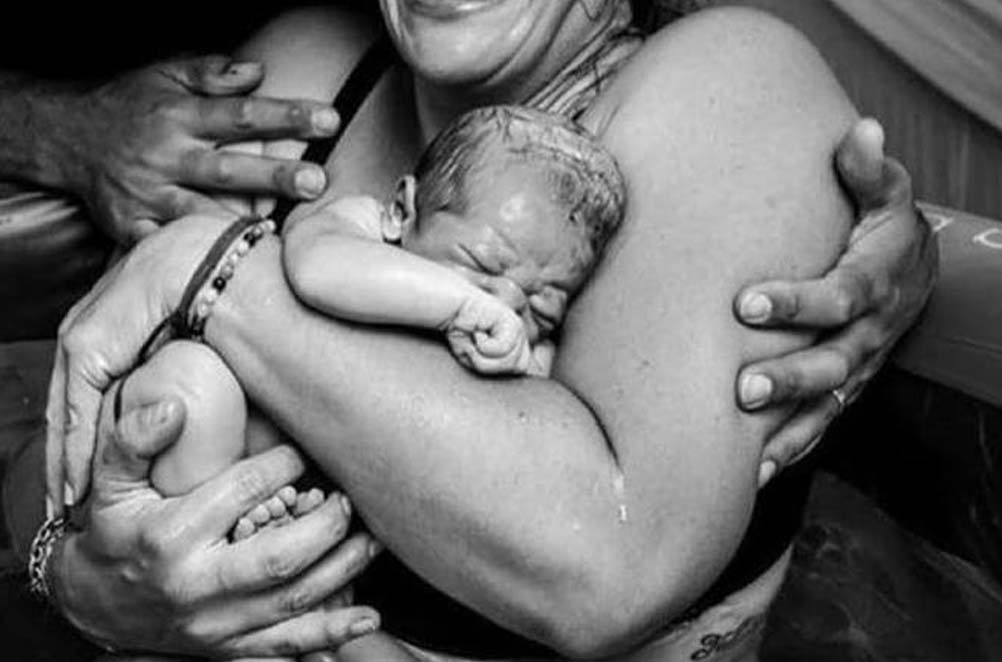 Vídeo: Mulher entra em trabalho de parto dentro de farmácia em Manaus