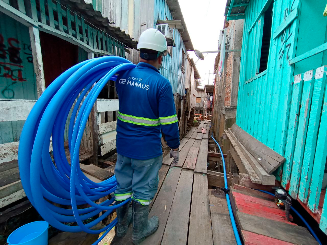 Áreas impactadas pela cheia recebem serviço de elevação de tubulações de água tratada