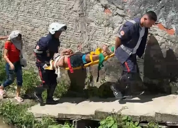 Homem é agredido, esfaqueado e cai em igarapé no bairro Valparaíso