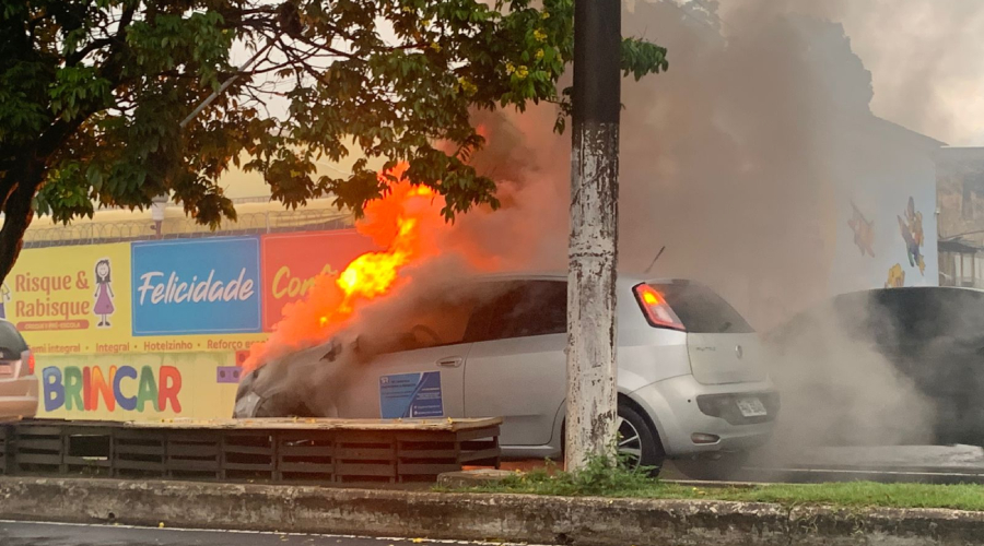Vídeo: Carro pega fogo em avenida do São Jorge, em Manaus