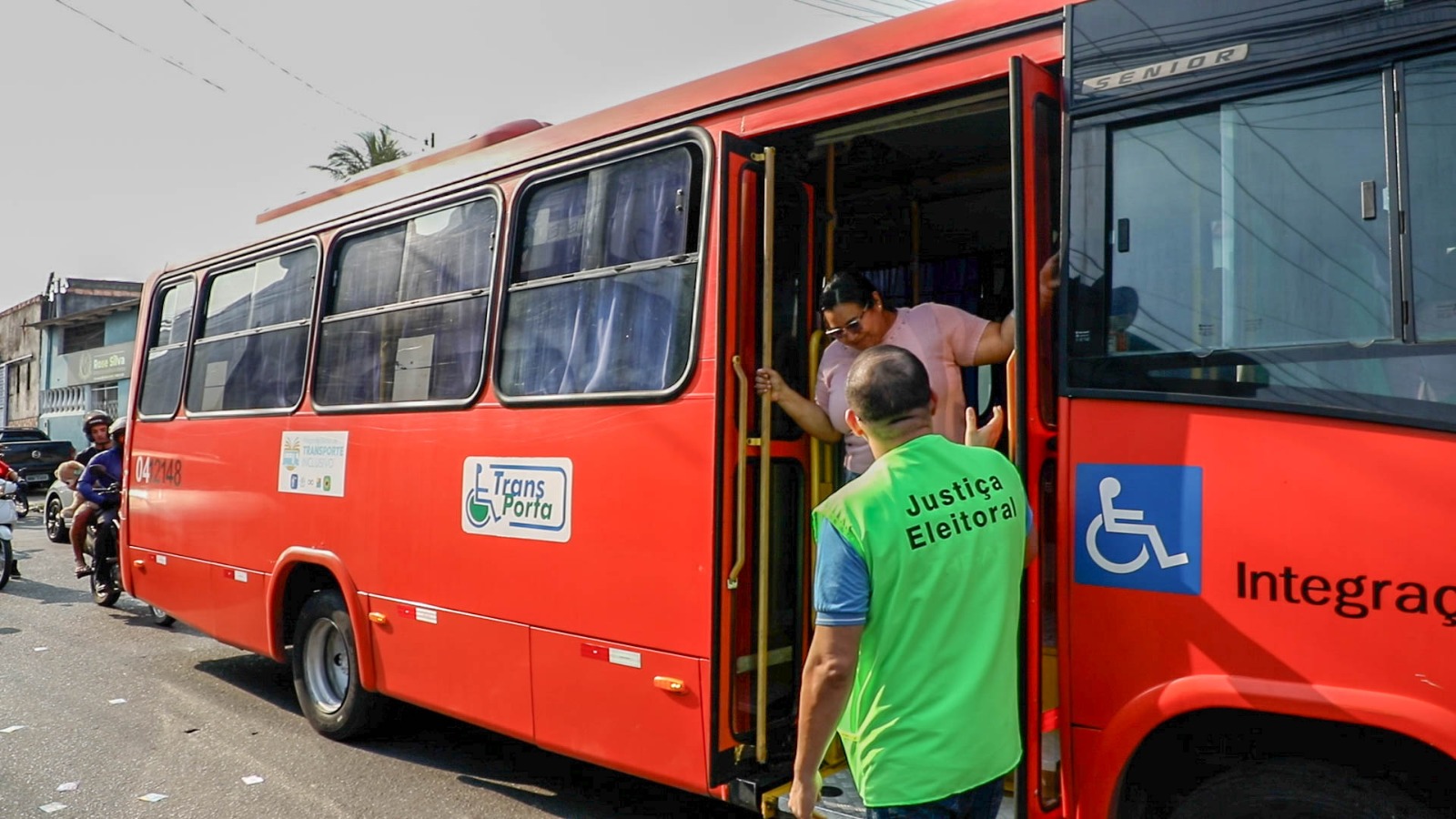Projeto 'Seu Voto Importa' facilita acesso de eleitores com mobilidade reduzida às urnas no Amazonas