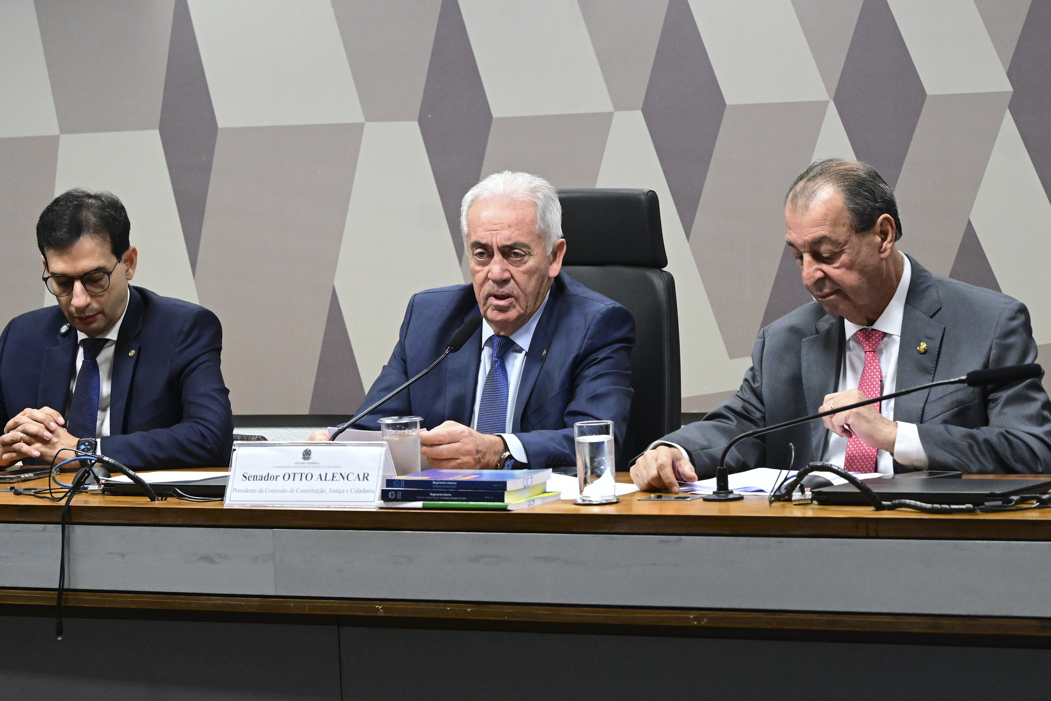 CCJ do Senado aprova fim da escala 6x1; proposta agora depende do plenário