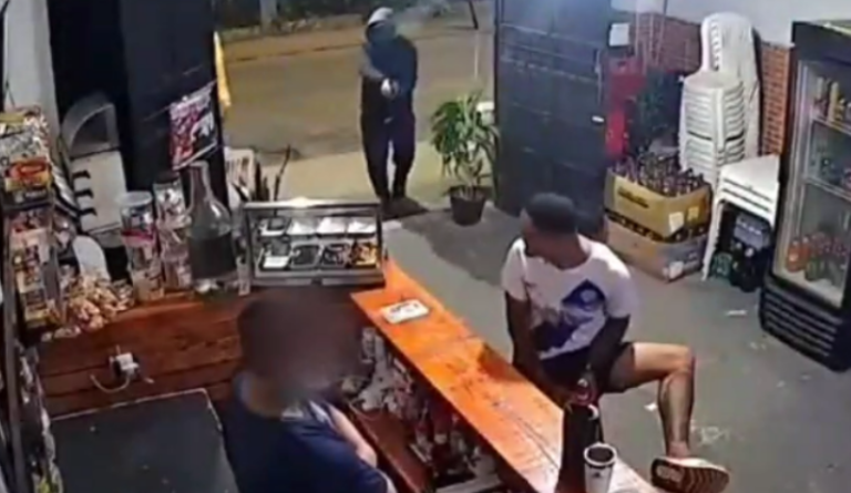 Vídeo: Pistoleiro encapuzado executa jovem que estava sentado em bar