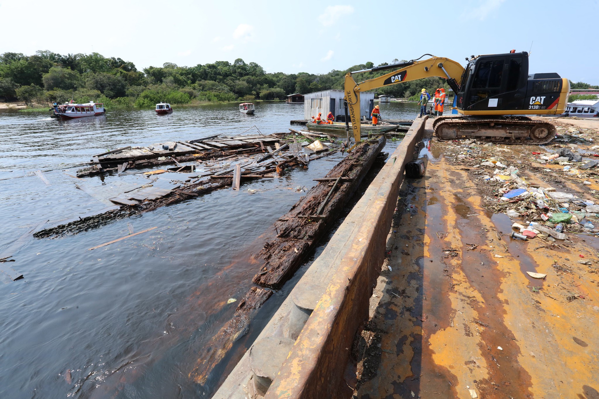 Prefeitura de Manaus inicia retirada dos flutuantes do Tarumã-Açu