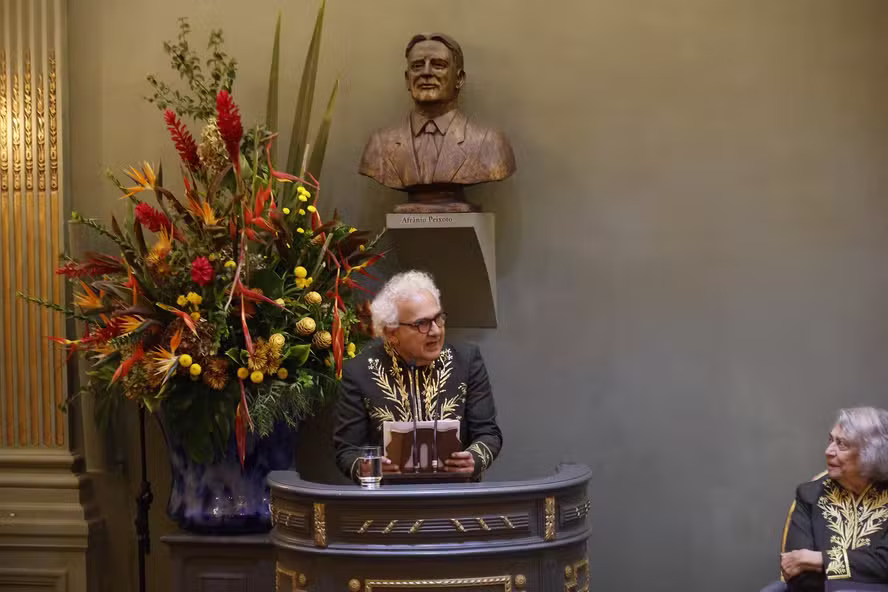 Amazonense Milton Hatoum toma posse na Academia Brasileira de Letras