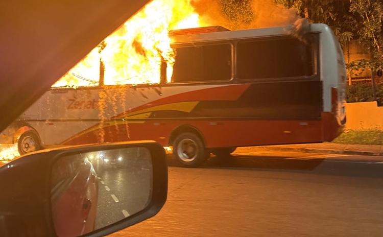 Vídeos: Micro-ônibus que fazia rota para o Distrito Industrial é destruído por incêndio