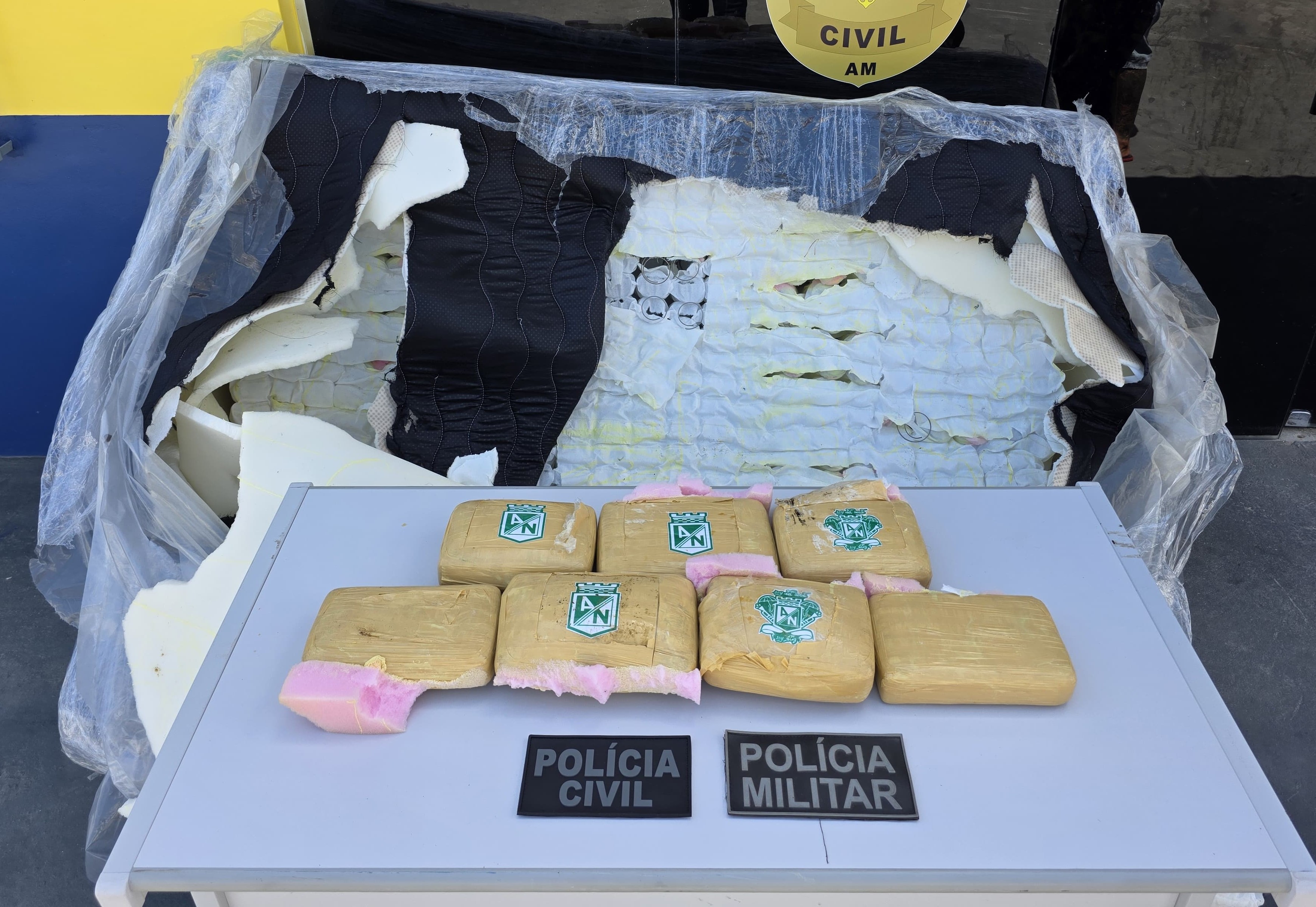 Drogas são encontradas dentro de colchão em barco no porto de Amaturá