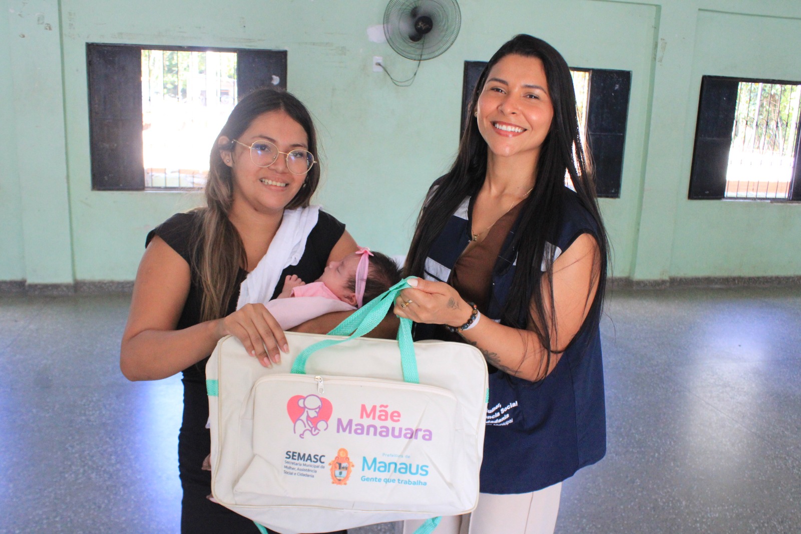 Prefeitura de Manaus entrega kits ‘Mãe Manauara’ a gestantes da zona Leste