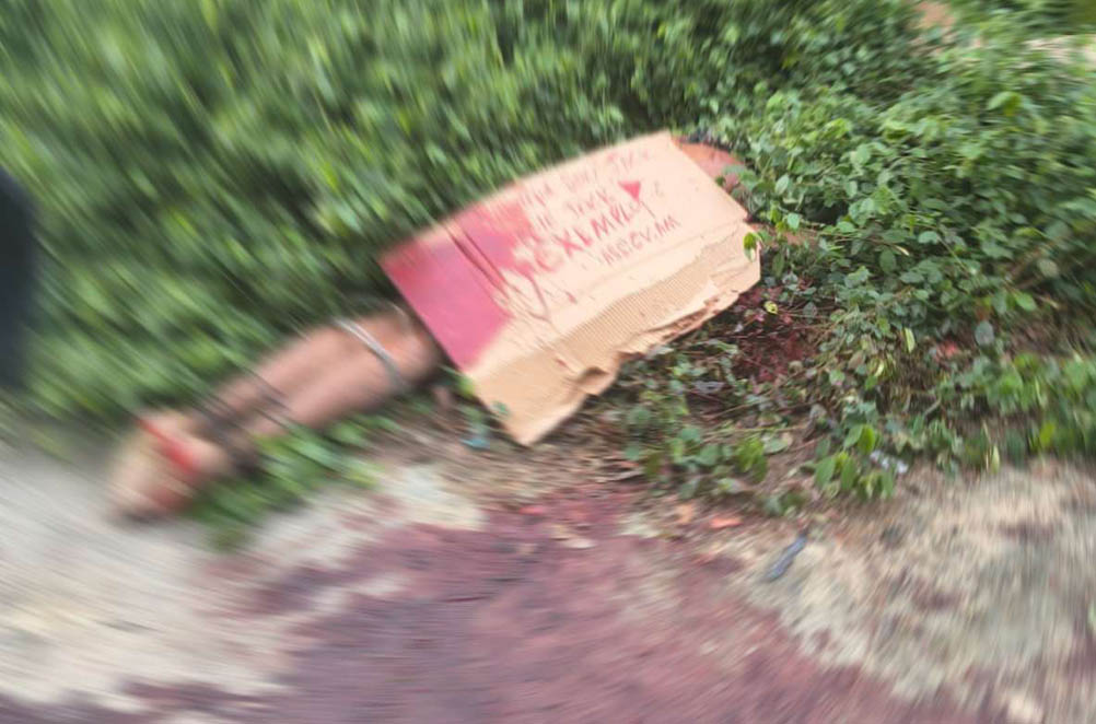 Vídeo: Homem é achado morto com bilhete atribuído ao CV na zona Leste de Manaus