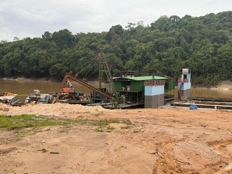 Embarcações usadas no garimpo ilegal são apreendidas em Manaus