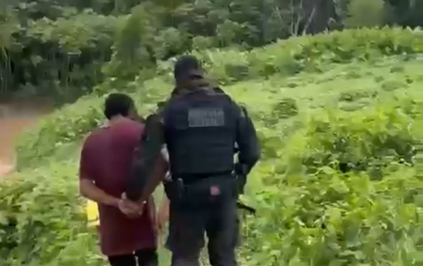 Em Envira, homem é preso por tentar matar esposa e filhos após jogá-los no rio