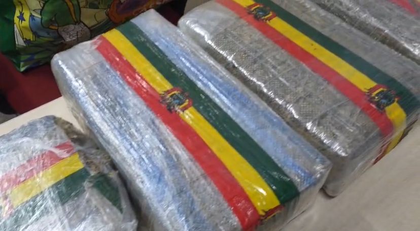 Preso casal suspeito de distribuir drogas no bairro Coroado