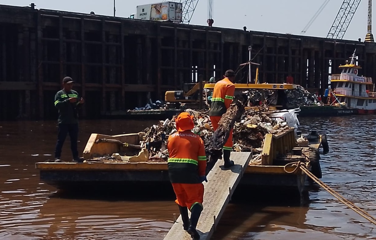 Ação recolhe mais de 350 toneladas de lixo por mês no rio Negro