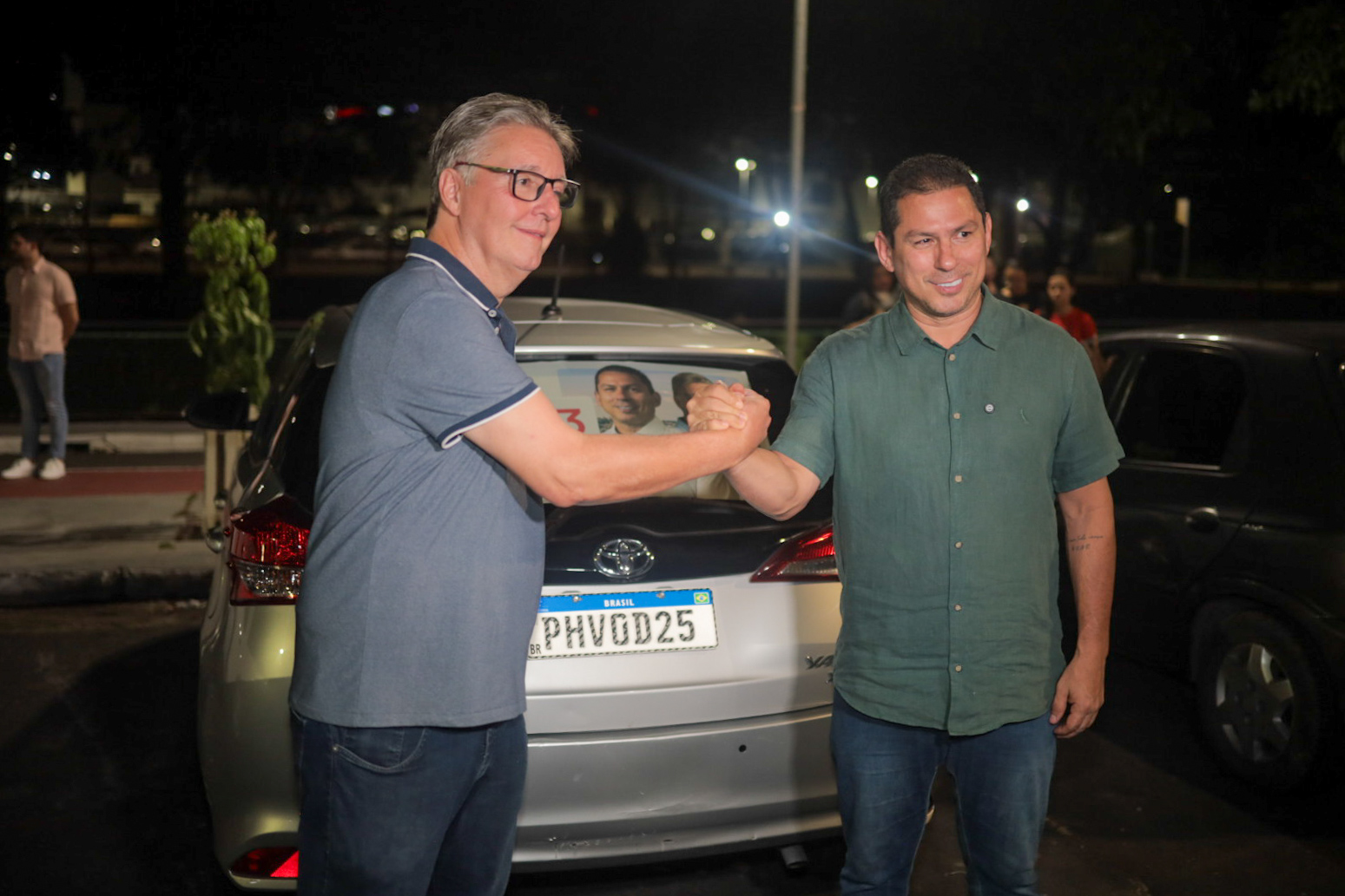 Marcelo começa campanha pelas ruas de Manaus com adesivaço e panfletagem