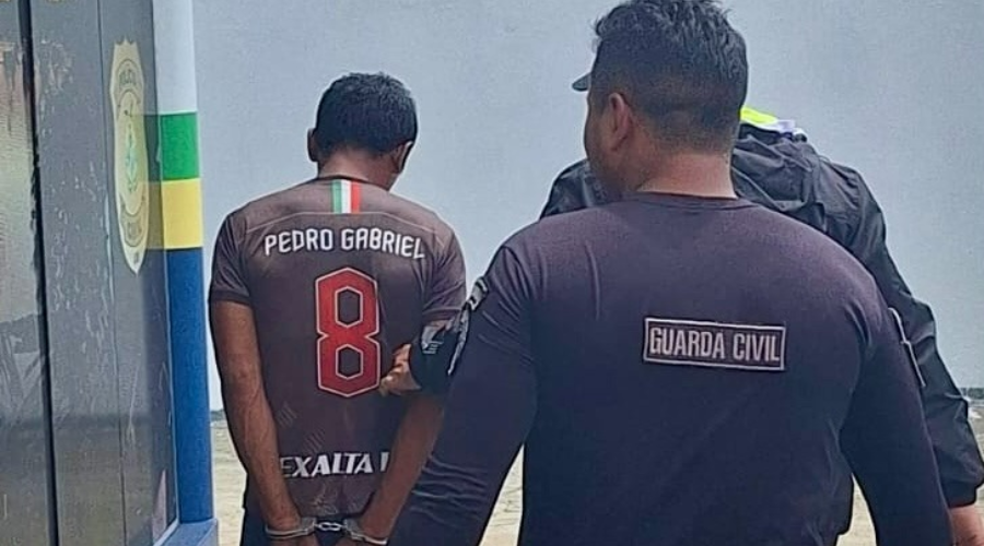 Homem é preso por enfocar ex-mulher enquanto ela amamentava o filho deles