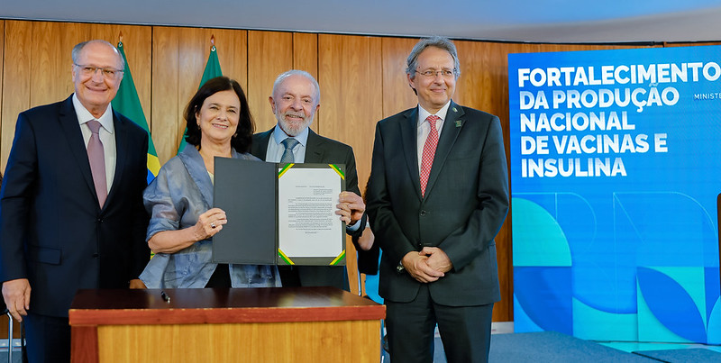 Governo anuncia vacina 100% nacional contra a dengue no SUS em 2026