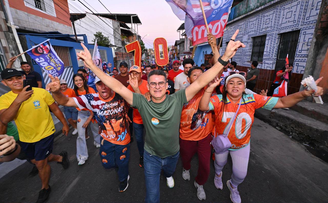 David recebe apoio dos moradores durante caminhada na Compensa