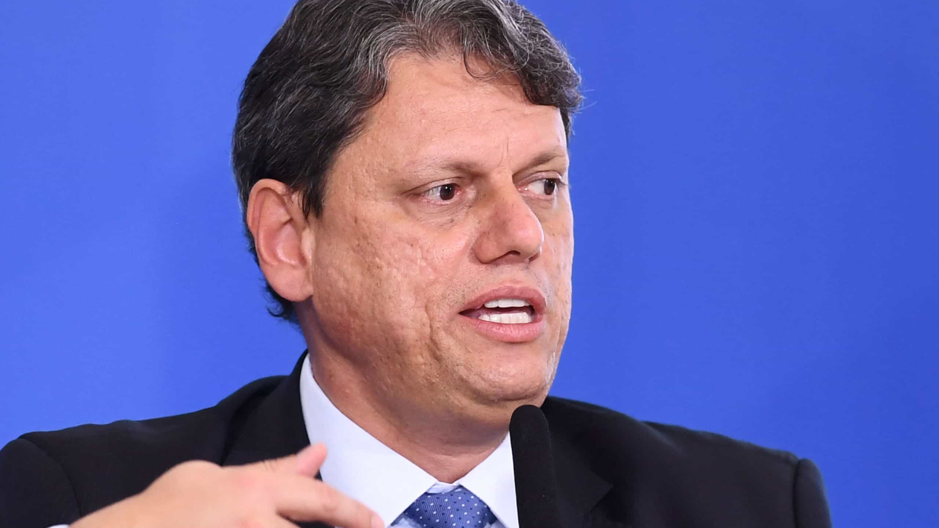 Governo de Tarcísio quer que Bolsonaro pague multa por não usar máscara na pandemia