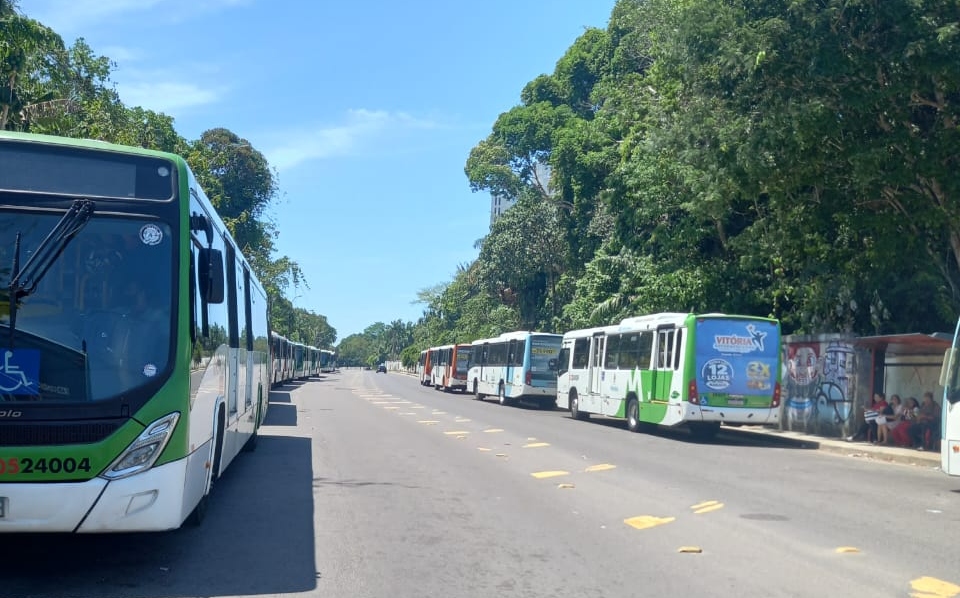 Vídeo: rodoviários paralisam ônibus em Manaus por falta de pagamento