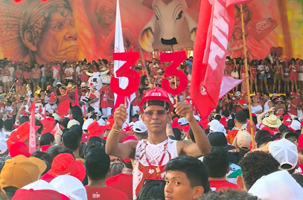 Torcida do Garantido conduz troféu pelas ruas gritando “o campeão voltou”