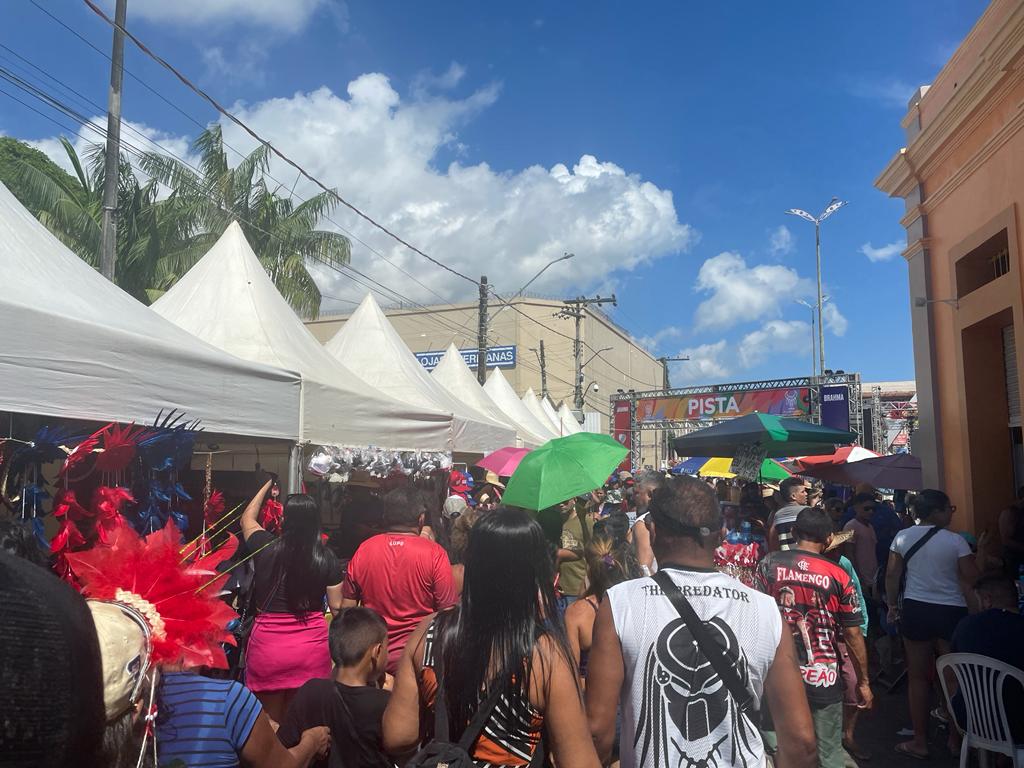 Vídeo: tapume em frente ao mercado dificulta acesso de visitantes em Parintins