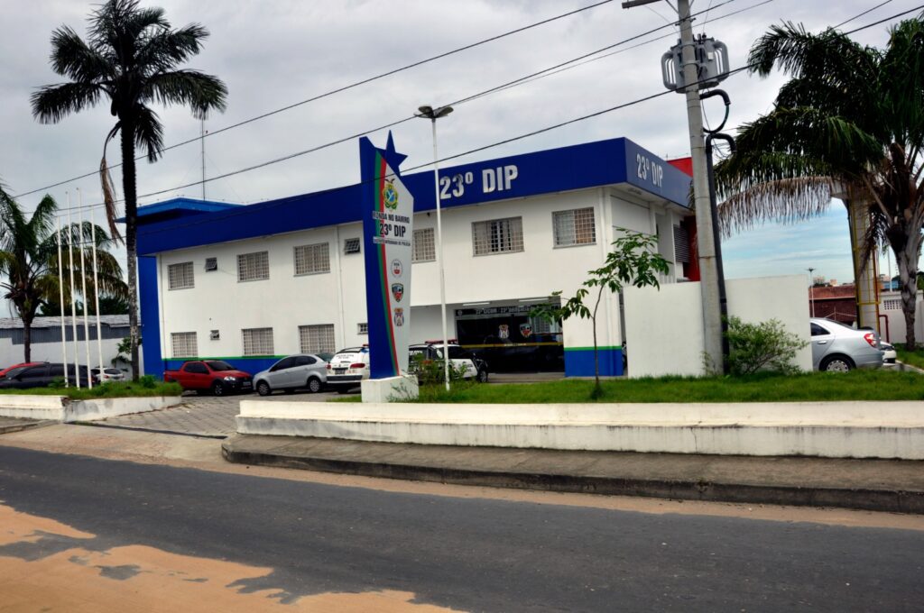 Mulher alugava carros de luxo para abordar homens na rua e furtar objetos de valor no AM