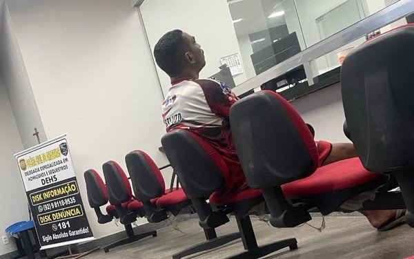 Vídeo: Neto que andou com avô morto em cadeira de rodas é solto em Manaus