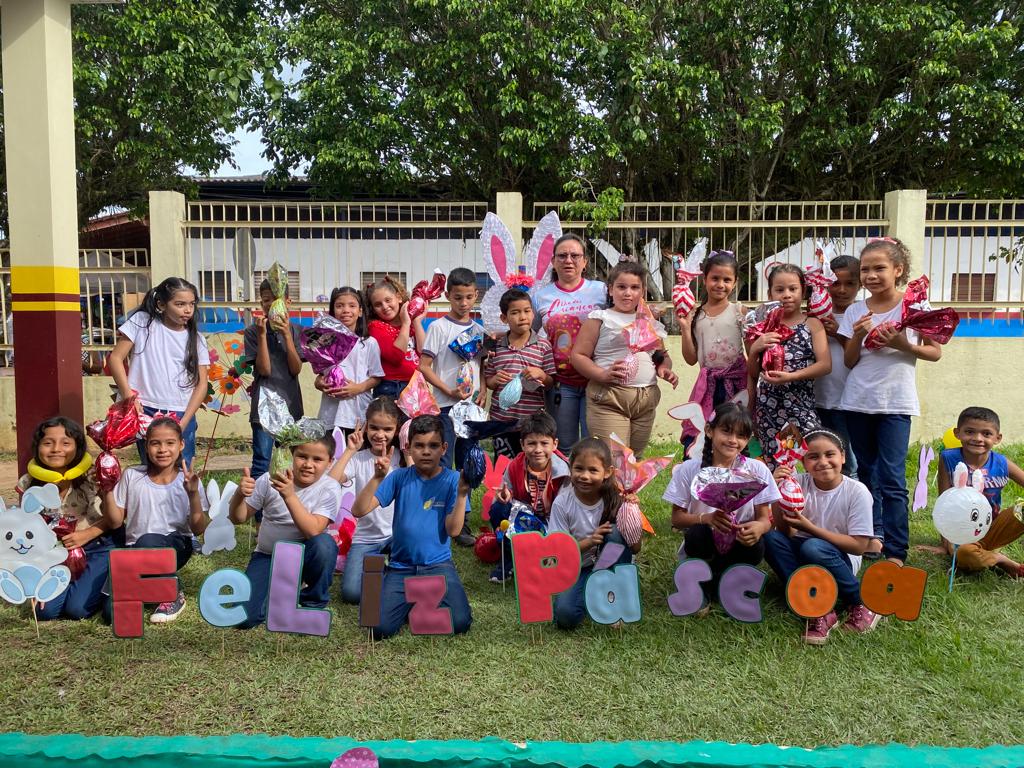 Distribuição de ovos de páscoa faz a alegria da criançada em Presidente Figueiredo