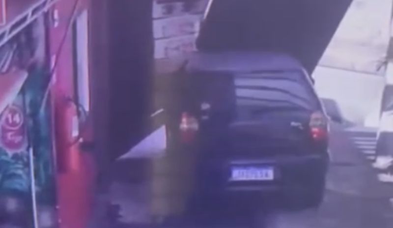 Vídeo: Homem derruba portão de motel em Manaus e foge sem pagar a conta