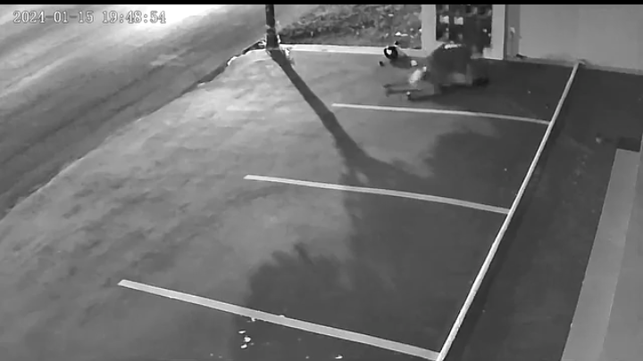 Cenas fortes: Veja o momento em que homem mata esposa a facadas