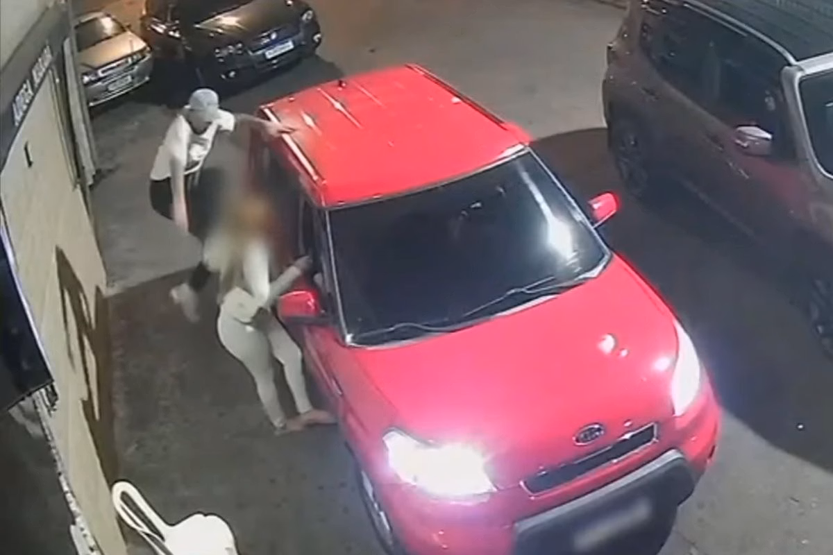 Vídeo mostra homem agredindo ex-namorada com chutes e voadora pelas costas