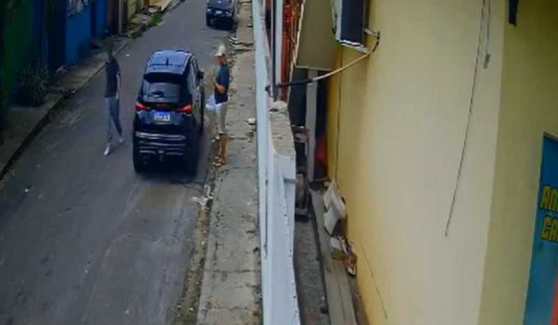 Vídeo: Homem arromba carro e rouba mala em rua do bairro Santa Etelvina