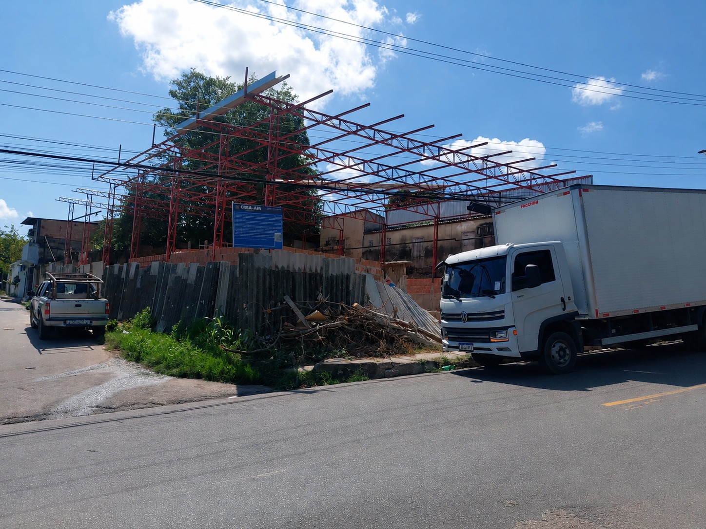 Obra embargada é alvo de nova fiscalização da prefeitura e tem ferramentas apreendidas