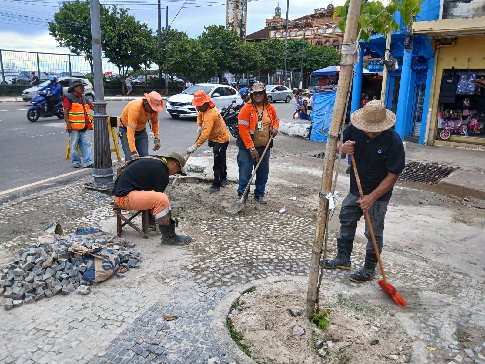 Prefeitura de Manaus realiza recuperação de calçada com pedras portuguesas