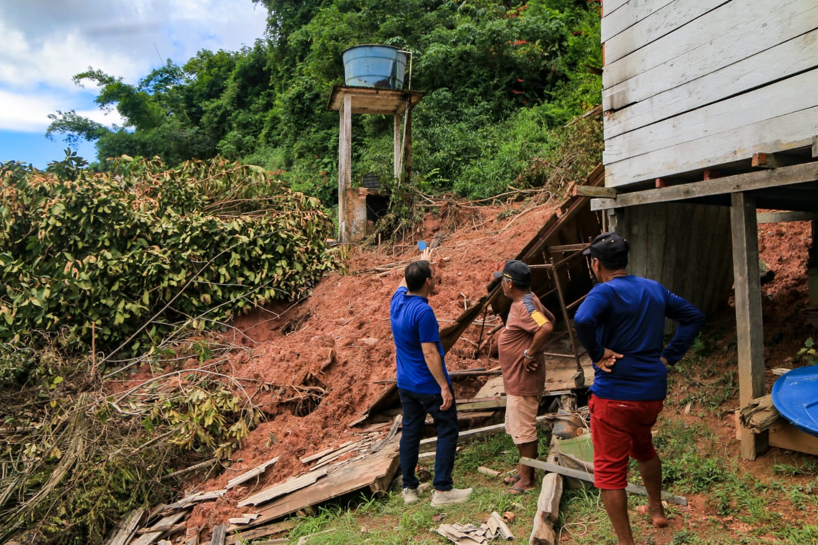 Prefeito Mateus Assayag visita área de desbarrancamento na Valéria