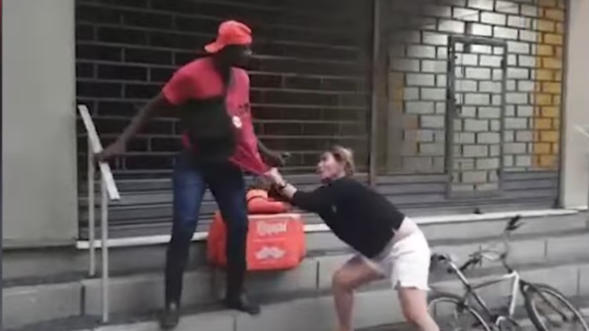 Vídeo: ex-jogadora de vôlei agride entregador com coleira de cachorro