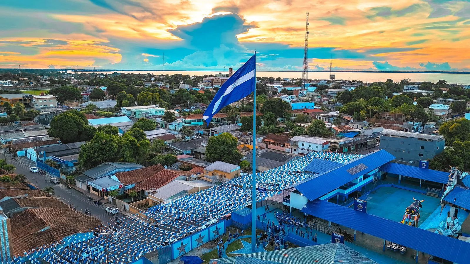 Hasteamento do pavilhão e ensaio técnico abrem programação dos 112 anos do Boi Caprichoso