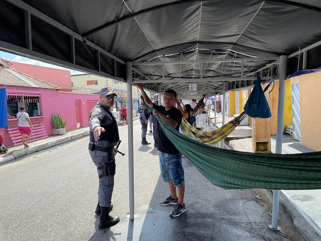 Rede de intrigas: PM desarma as redes na fila da longa espera