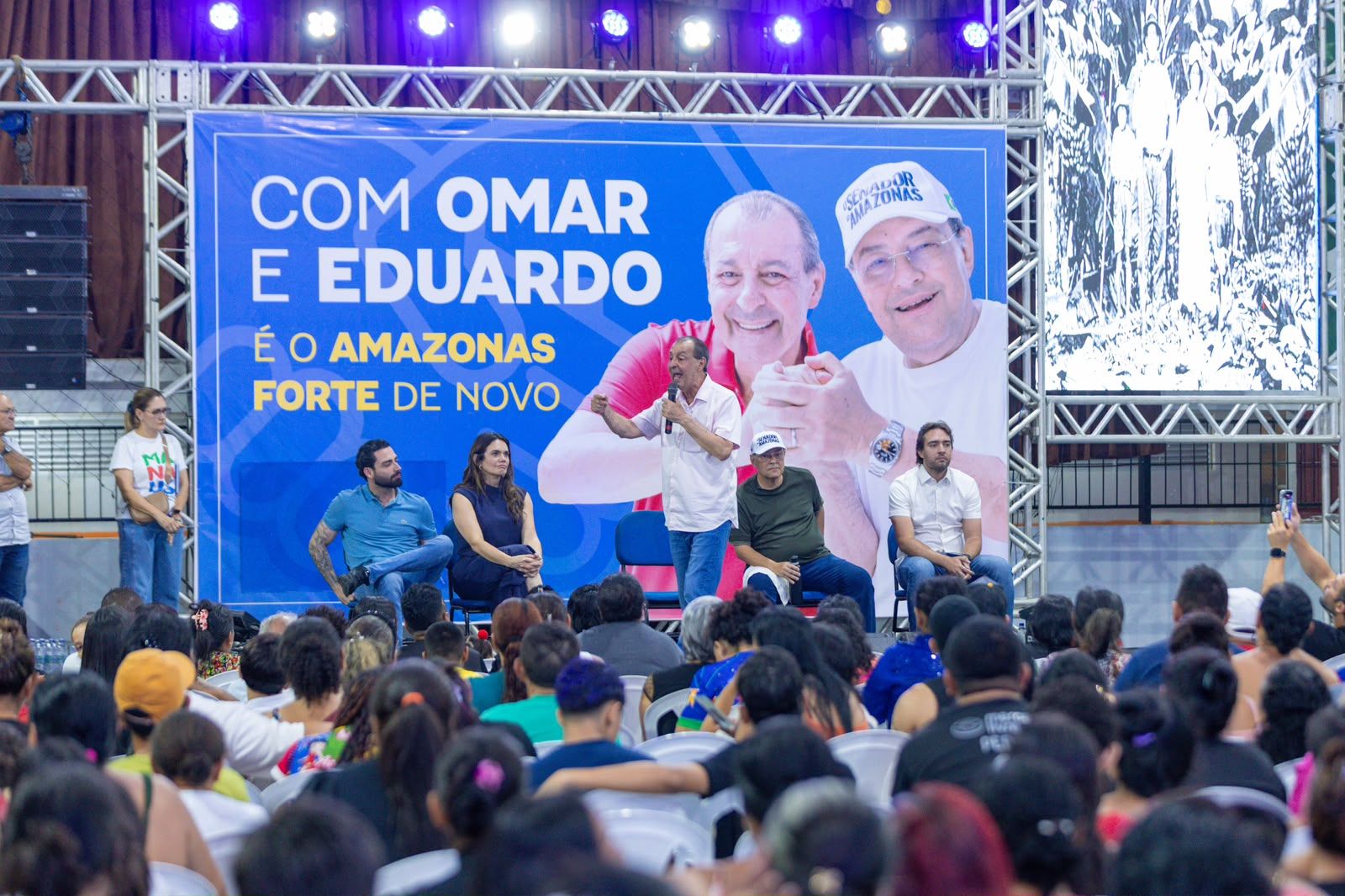 Omar conversa sobre segurança e oportunidades para jovens e mães no bairro Jorge Teixeira