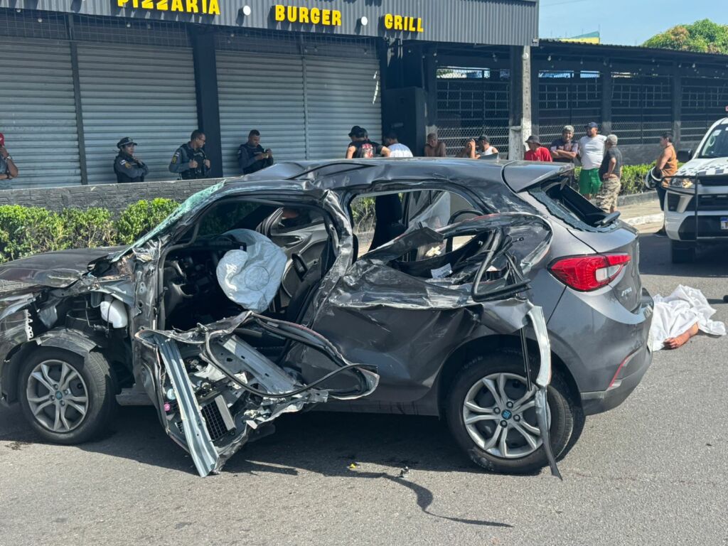 Vídeos: Homem morre em colisão entre carro e micro-ônibus na Alameda Alphaville