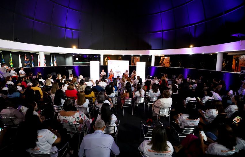 Meninas e mulheres brasileiras debatem inclusão na ciência, com transmissão no YouTube