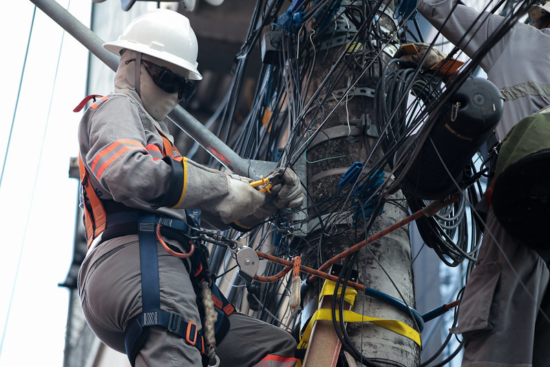 Projeto em teste propõe reorganizar cabos de telefonia e internet em Manaus