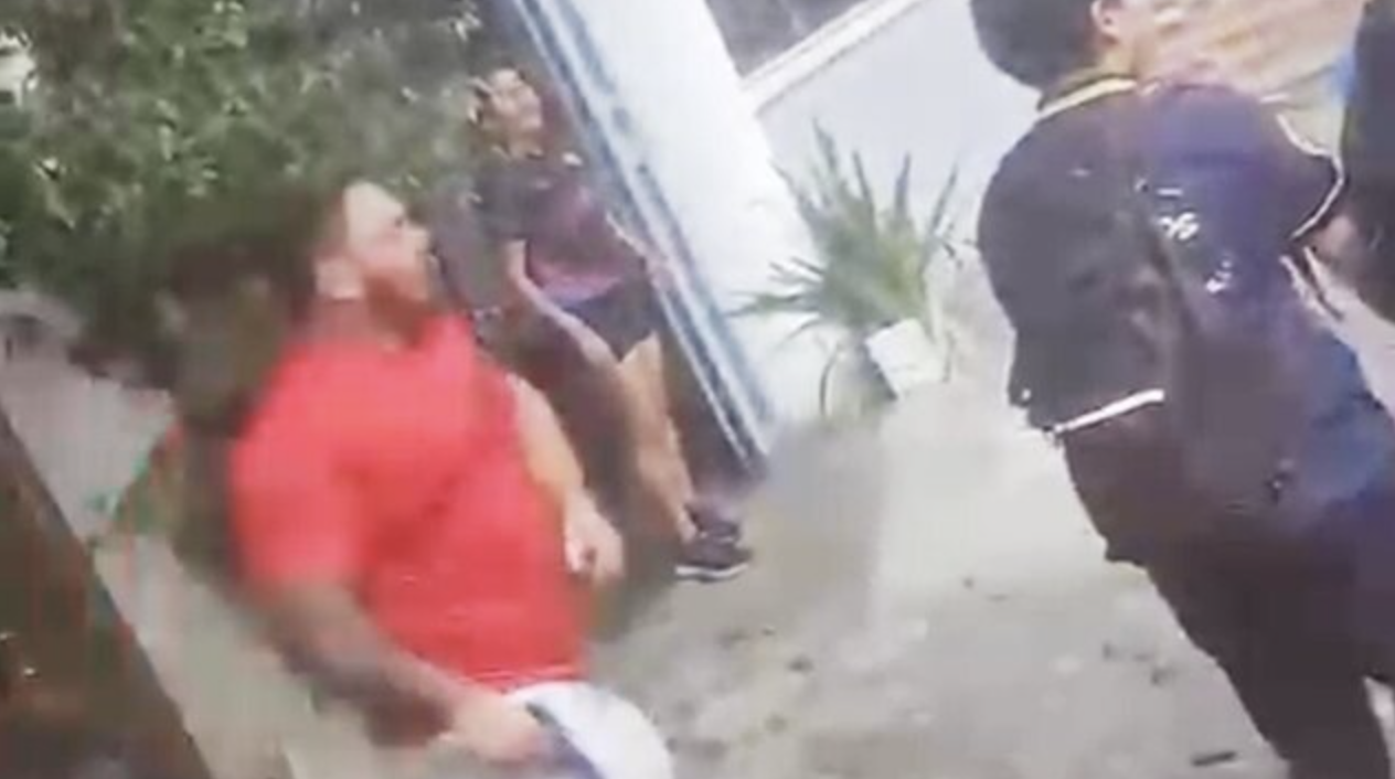 Vídeo: discussão no trânsito escala para confusão com faca e arma de fogo na zona Norte