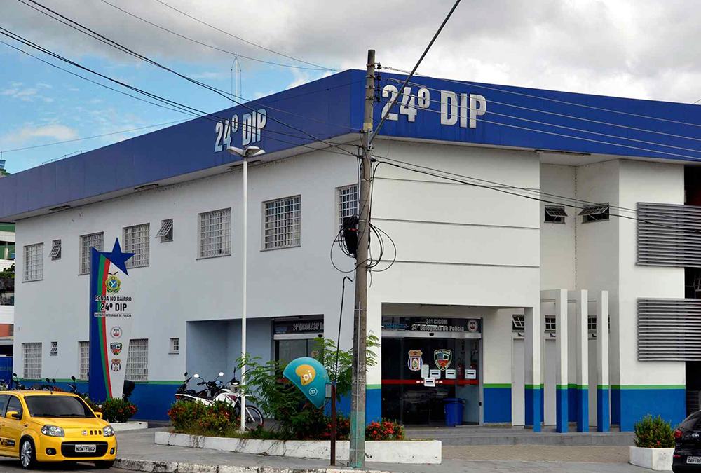 Dupla é presa por roubo avaliado em R$ 50 mil a turistas  no Centro de Manaus