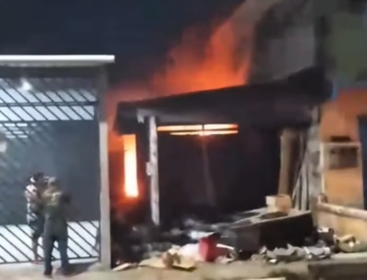 Sob efeito de drogas, 'Foguinho' provoca incêndio na própria casa em Manacapuru