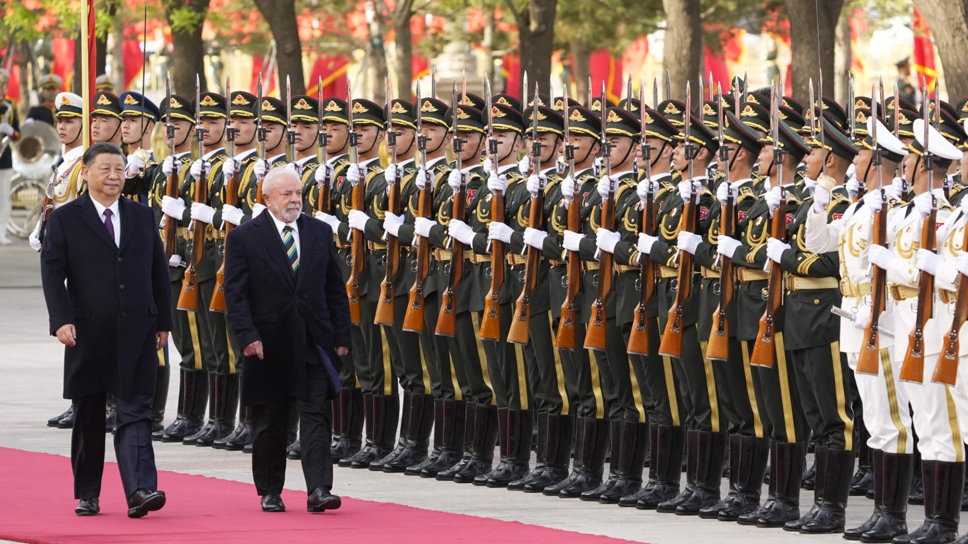 Lula é recepcionado por Xi Jinping no Palácio do Povo em Pequim